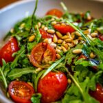 Frischer Tomaten-Rucola-Salat mit Pinienkernen