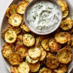 Krosse Zucchini-Chips mit Joghurt-Dip – gesunder Snack