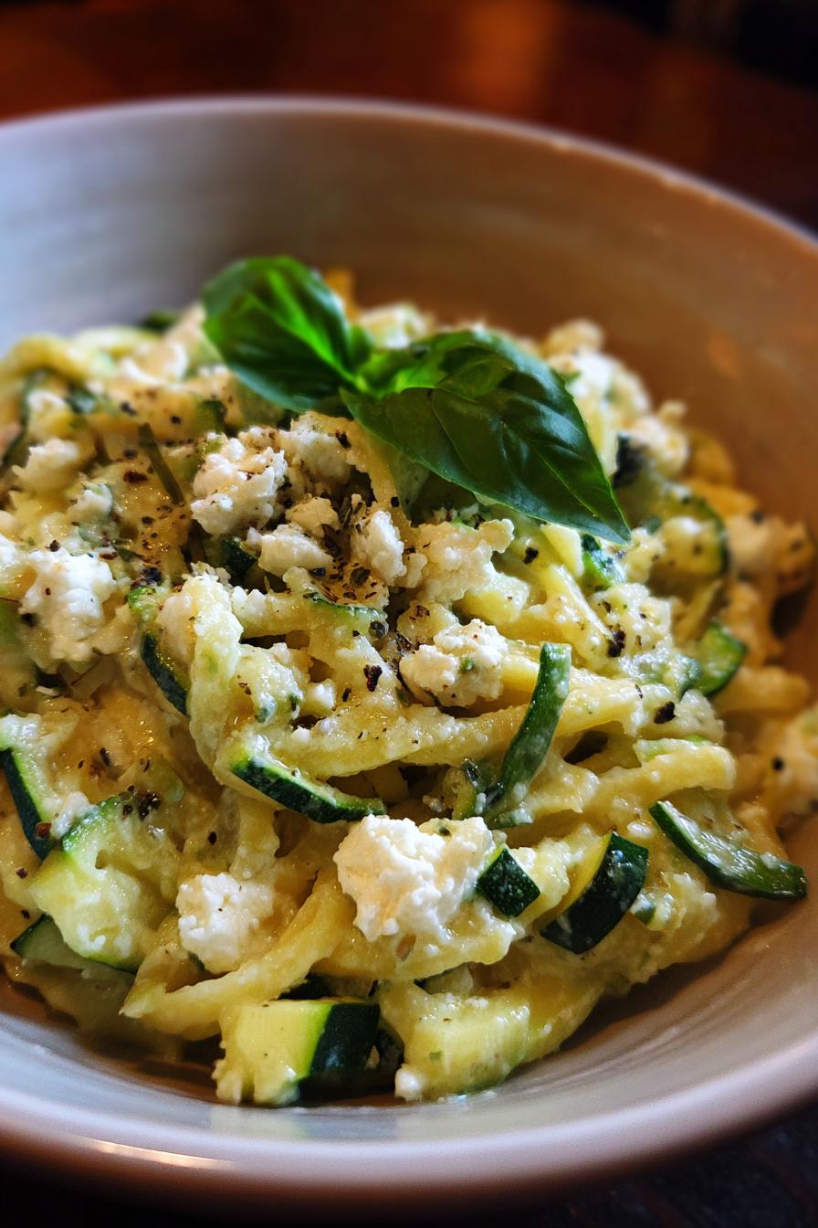Zucchini Feta Pasta Nudeln in Zucchini Soße Sauce Rezept Rezepte leckeres Abendessen - detail 1