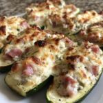 Zucchini-Schiffchen mit Frischkäse, Zwiebeln und Schinken - Meinestube