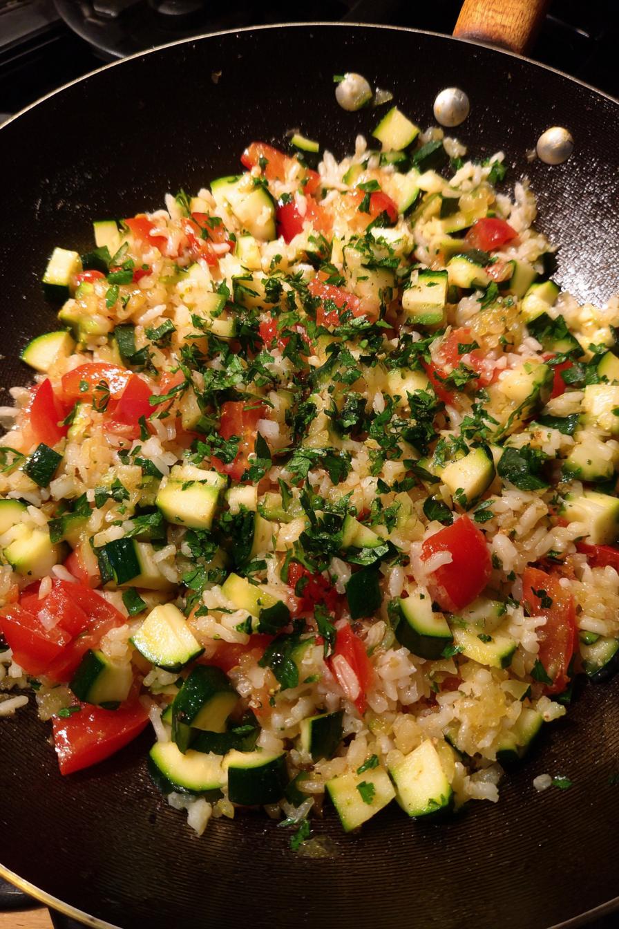 Zucchini-Tomaten-Reis – einfaches und gesundes Pfannengericht - detail 3
