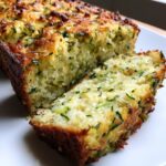 Zucchinikuchen mit Buttermilch, Knoblauch und frischen Kräutern