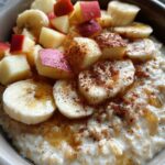 Gesundes Frühstück mit Haferflocken und Früchten