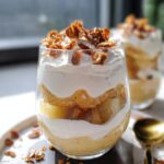 Bratapfel Dessert mit Zimtcreme und karamellisierten Mandeln